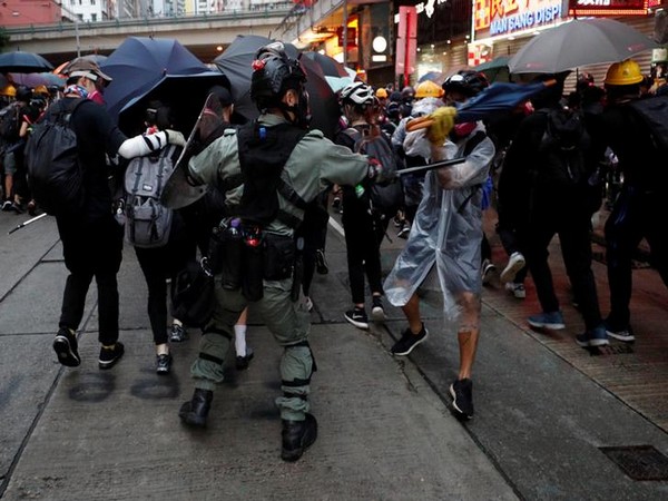 UPDATE 6-Hong Kong riot police teargas, chase protesters, residents jeer officers