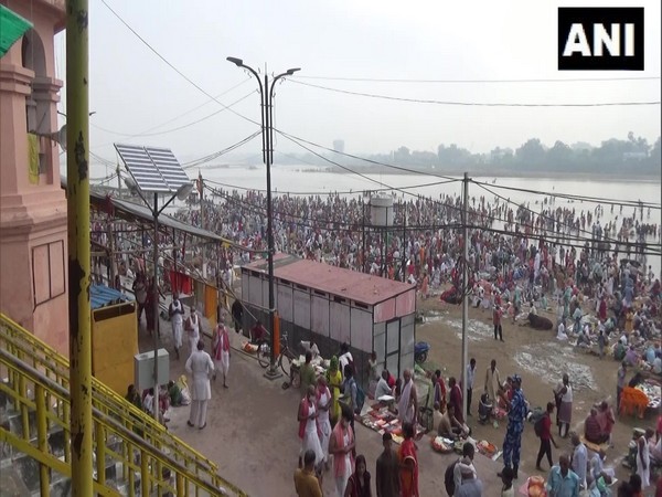 Devotees perform 'Pind Daan' on last day of Pitru Paksha in Bihar
