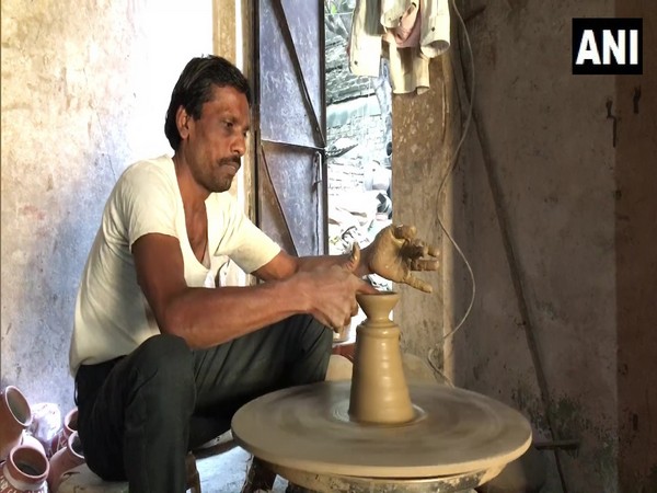 Traditional earthen lamps losing sales to Chinese lamps in MP's Indore