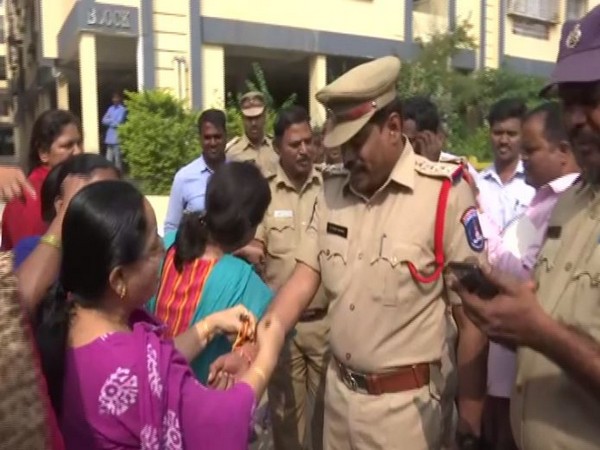 Telangana: Rakhis, rose petals and 'zindabad' slogans for cops after encounter