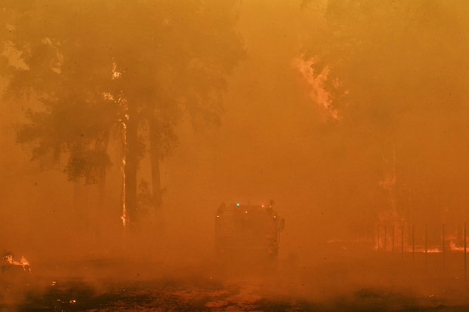 Australian firefighters try to control bushfires ahead of hot days