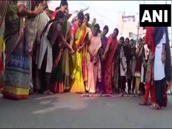 Andhra Pradesh: Women celebrate encounter killing of alleged Telangana rapists
