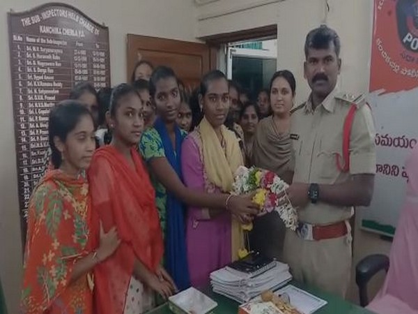 Andhra Pradesh: College students felicitate police, distribute sweets hailing Telangana encounter