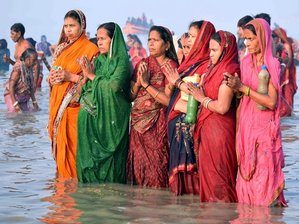 Hundreds of thousands of Indians gather for holy dip, defying COVID-19 surge