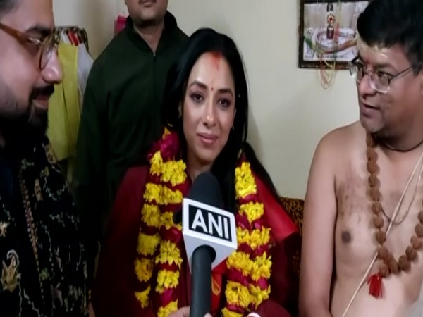 'Anupama' actor Rupali Ganguly offers prayers at Mahakaleshwar temple in Ujjain