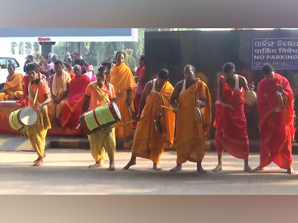 Vibrant Welcome at Pravasi Bharatiya Divas: Ghumura Dance Marks Arrival