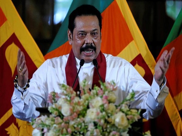 Sri Lankan PM Mahinda Rajapaksa offers prayers at Lord Balaji