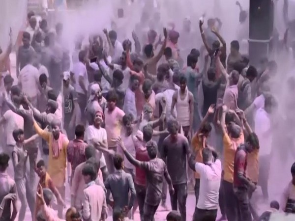 UP: Devotees celebrate Holi at Priyakant Ju Temple in Vrindavan