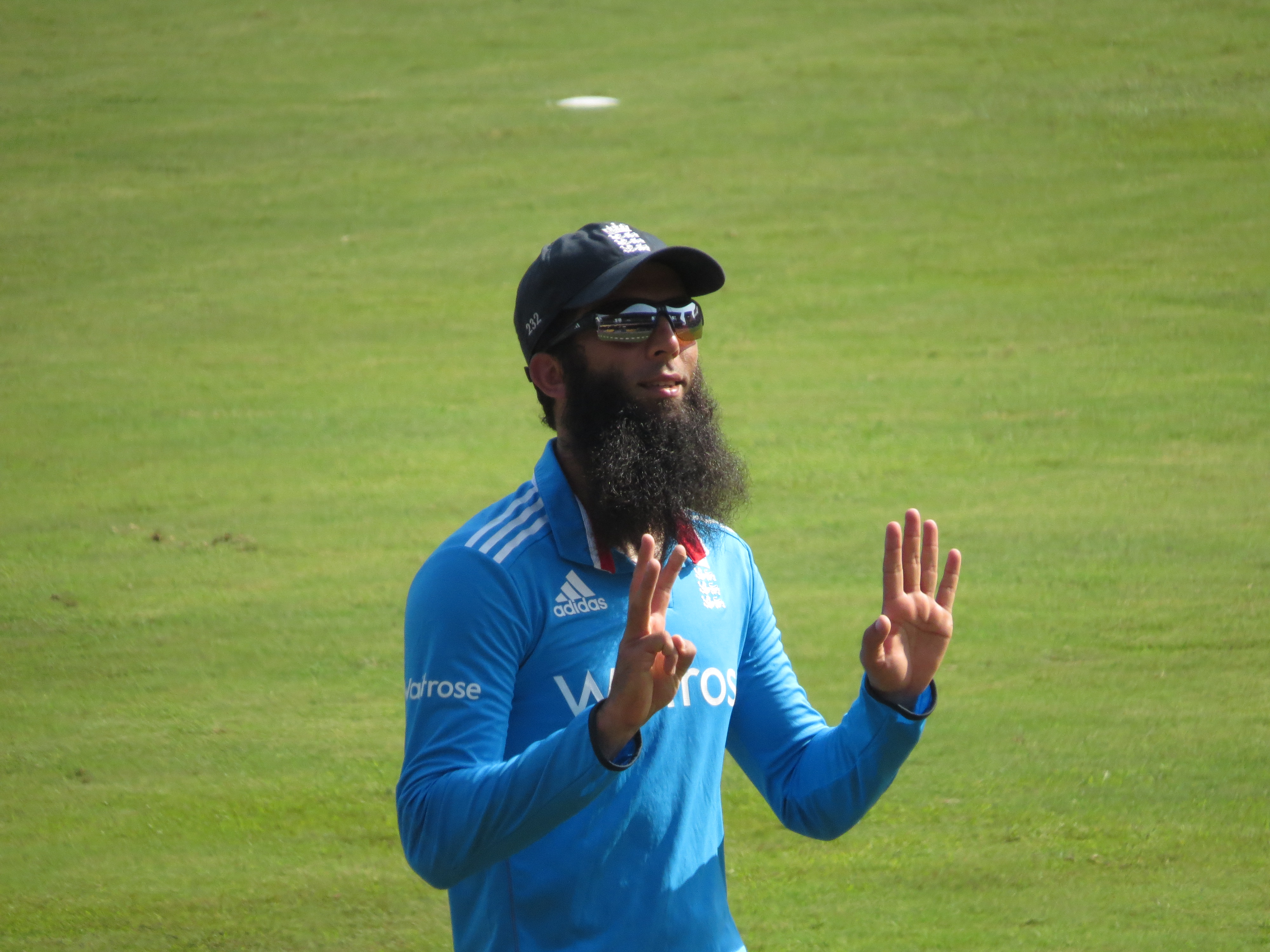 Moeen stars as England post 204-7 in 2nd T20