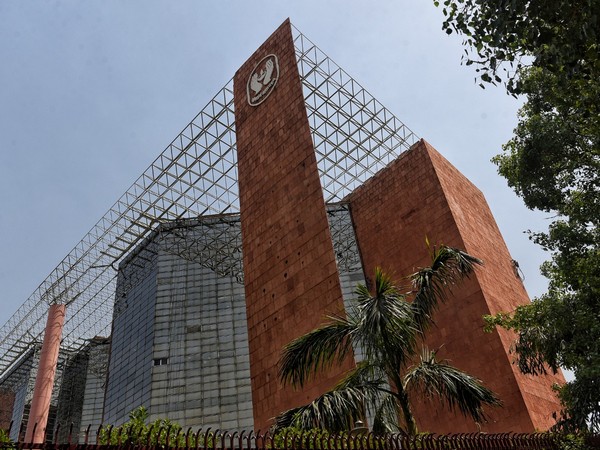 LIC lists at an 8.11% discount at Rs 872 per share on NSE