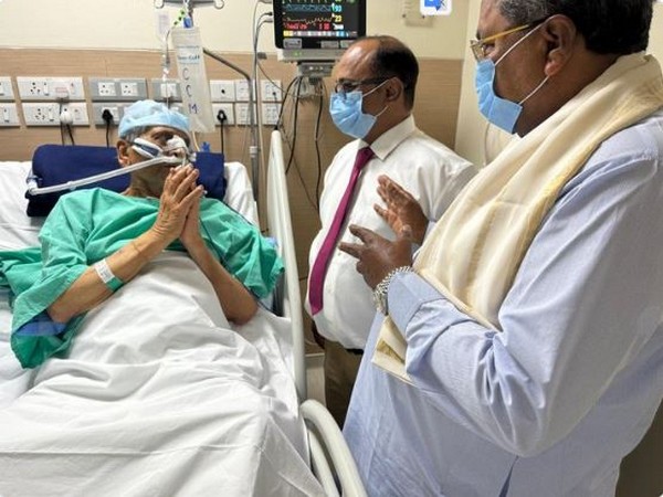 Karnataka CM Siddaramaiah visits former CM SM Krishna at hospital 