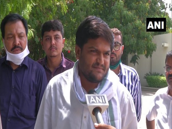 People should beat them with slippers, says Hardik Patel on reports of Cong MLAs joining BJP