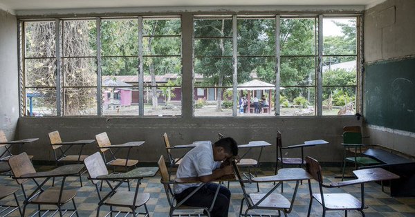 UPDATE 1-Classrooms near empty as school starts in crisis-stricken Venezuela