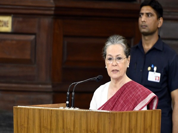 Sonia hails ISRO for 'incredible and praiseworthy efforts'