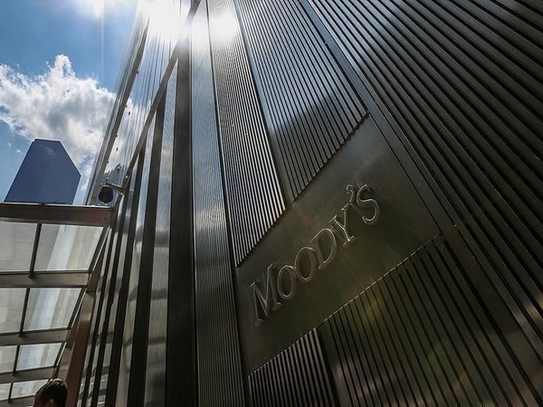 Moody's cuts UK's debt rating on weak economic growth 