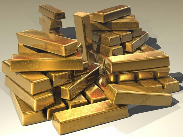 Gold Surges in August Amid US Dollar Drop and Rate Cut Signals