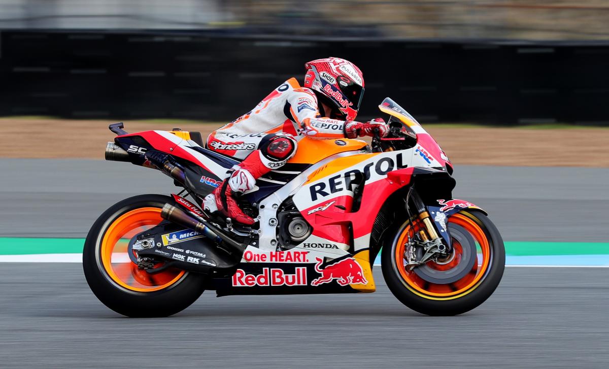 UPDATE 1-Motorcycling-Marquez snatches win in Thailand after Dovizioso duel