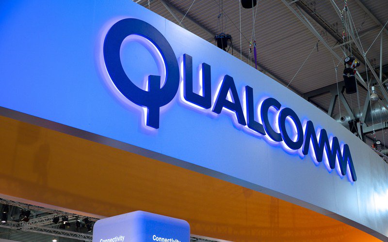 UPDATE 1-Qualcomm says Apple CEO's comment "misleading"