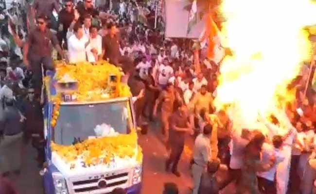 Fire at Rahul's roadshow in MP as helium-filled balloons burst into flames