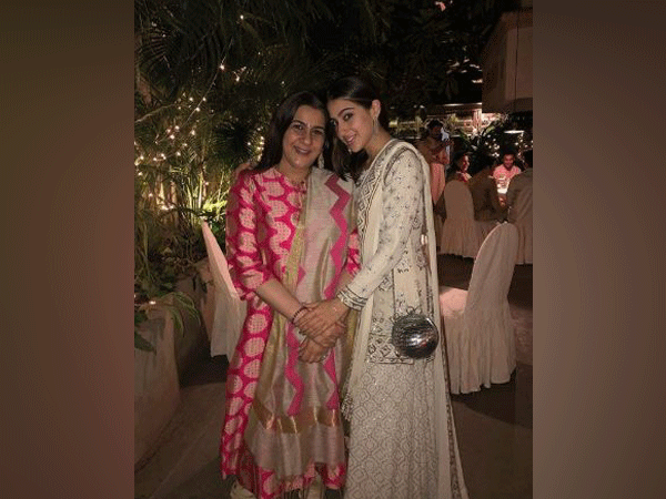 Sara Ali Khan's cheat day with mommy Amrita Singh looks delicious! 