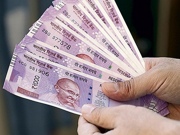From mangoes to luxury watches, Indians look to offload 2,000-rupee notes