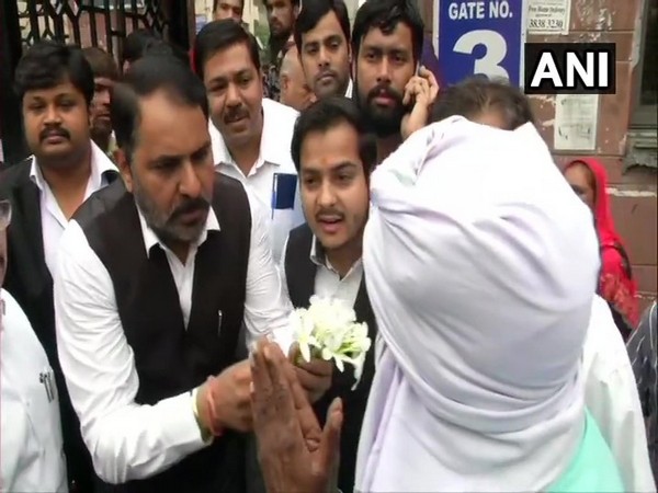 Delhi: Saket court opens doors amid protests; lawyers greet people with flowers
