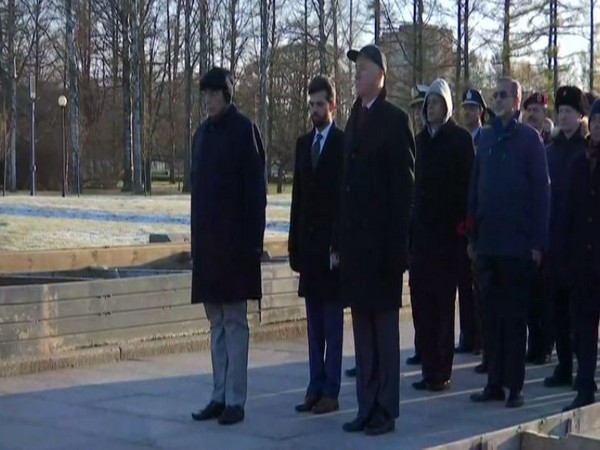 Defence Minister Rajnath Singh visits Piskarevsky Memorial in St. Petersburg 