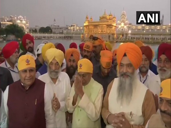 Punjab: Bihar CM Nitish Kumar visits Golden Temple 