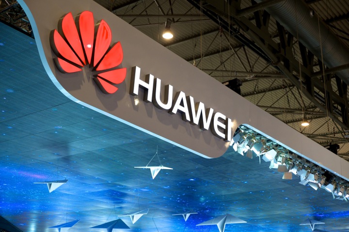 UPDATE 1-Huawei exec says goal to be world's top phone maker some time off
