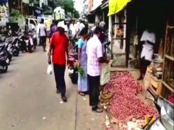 Puducherry: Amid price hike, man steals onion bags from wholesale shop