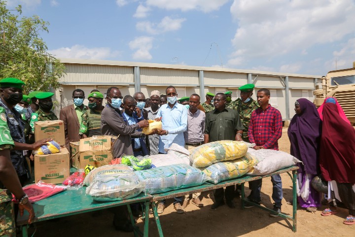 AMISOM hands over projects and items to internally displaced in Jowhar
