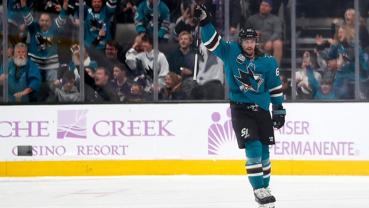 Karlsson breaks Sharks' point-streak record in win over Kings