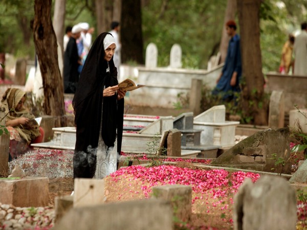 Expensive graves make burials affordable in Pakistan