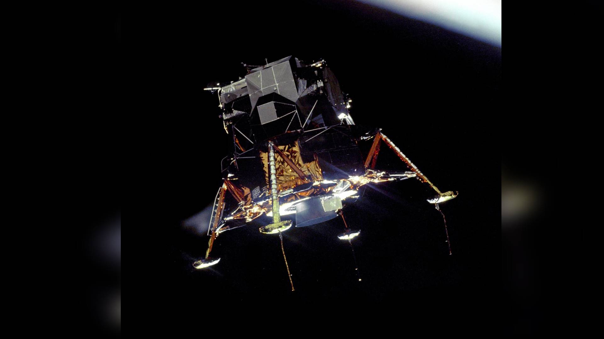 First US lunar lander in more than 50 years rockets toward moon with commercial deliveries