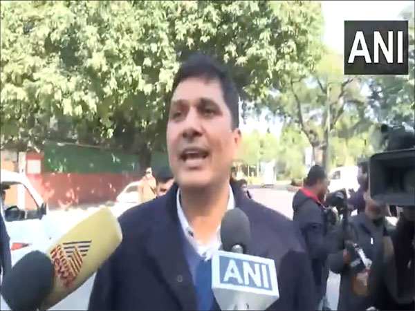 AAP's Saurabh Bharadwaj, Sanjay Singh protest at PM's residence, blocked from enteringry