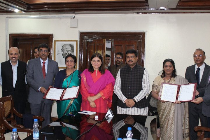 MOU signed between WCD Ministry, Skill Development Ministry to empower women 