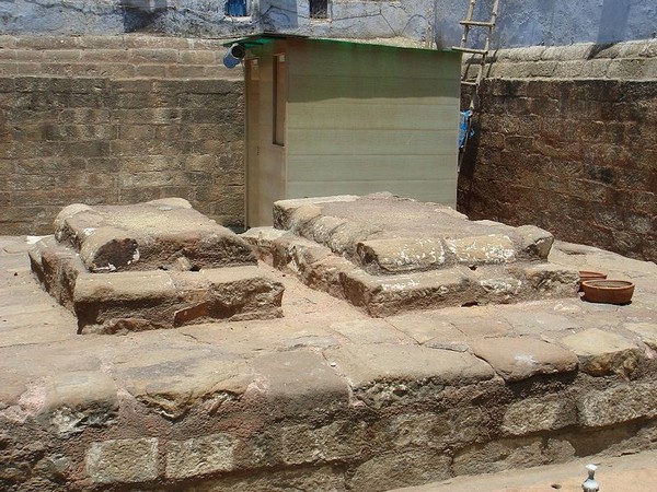 Peruvian workers unearth centuries-old tombs while laying pipelines