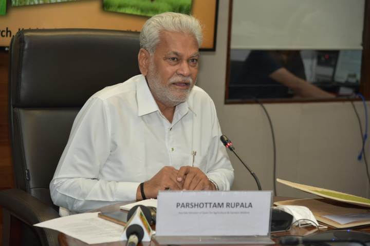 Parshottam Rupala takes charge as Minister of Fisheries, Animal Husbandry &  Dairying | Headlines