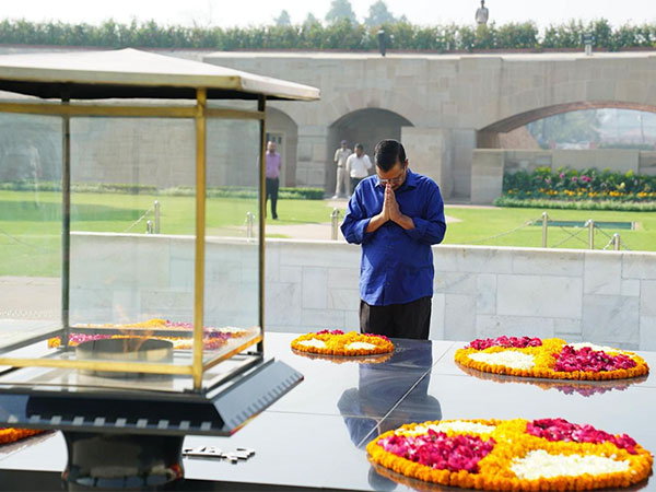 Arvind Kejriwal pays homage to Mahatma Gandhi at Rajghat before staring prayers for the country
