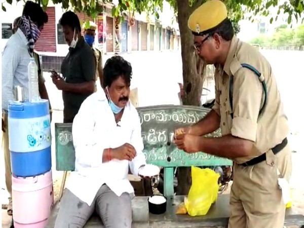 Andhra Pradesh Transport Minister interacts with police personnel over lunch on roadside in Machilipatnam