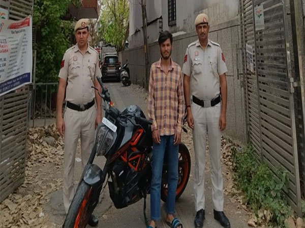 Delhi: Youth arrested for reckless driving, performing dangerous bike stunts 