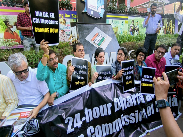 Delhi Police detain TMC leaders for protesting outside ECI, Derek O'Brien says "100 per cent dictatorship" 