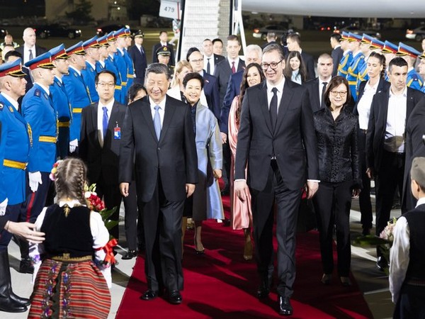 Chinese President Xi Jinping and his wife arrive in Serbia