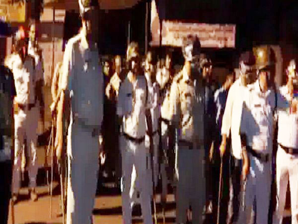 Kolkata Police baton charge at BJP workers