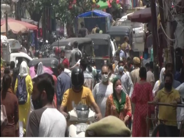 Huge crowds throng Jammu's Old City Market, flout Covid safety protocols