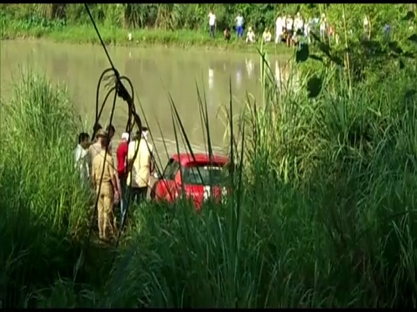 UP: Car with 4 passengers falls into Ganga canal in Ghaziabad, 1 rescued