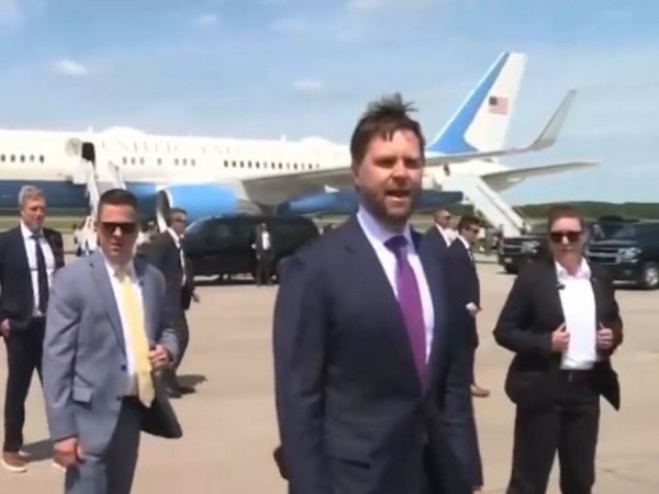 JD Vance Confronts Kamala Harris on Tarmac, Criticizes Her Avoidance of Reporters