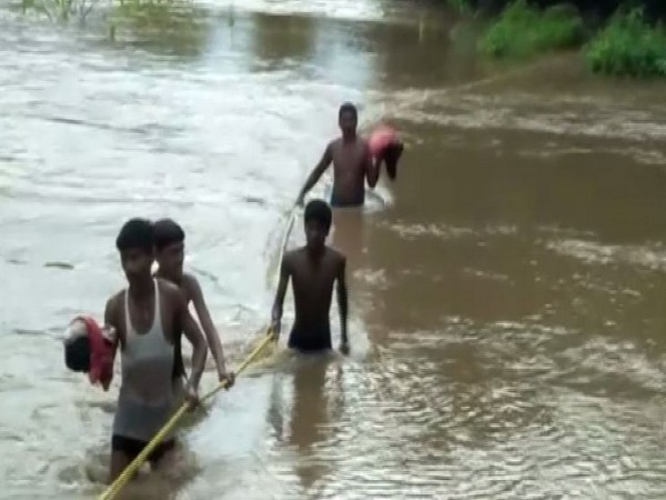 Chhattisgarh: Locals, municipality authorities rescue four families, police personnel as river swells in Mungeli