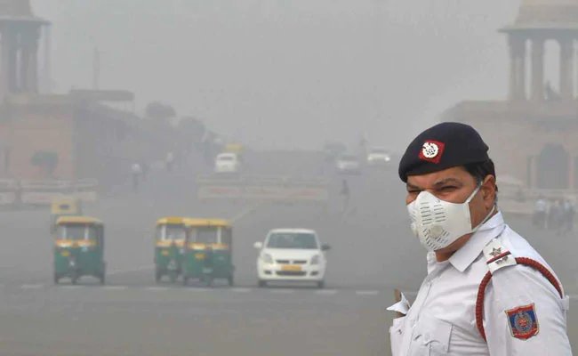 Delhi witnesses a misty morning on Wednesday
