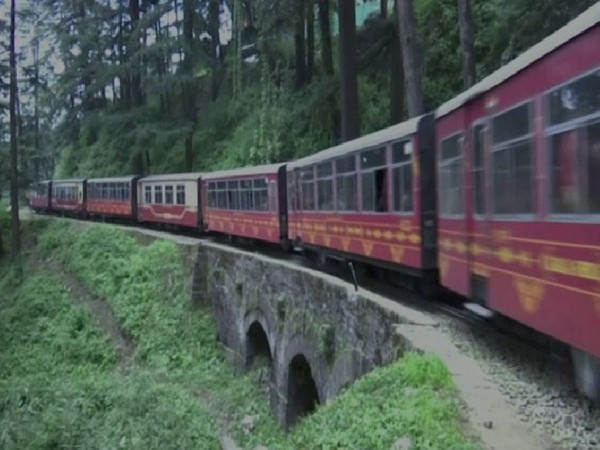 Shimla-Kalka special heritage train attracts scores of tourists 